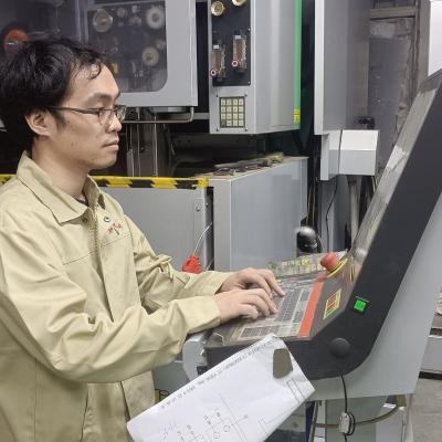 慢走丝车间操机